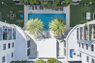 Building Photo - The Queue