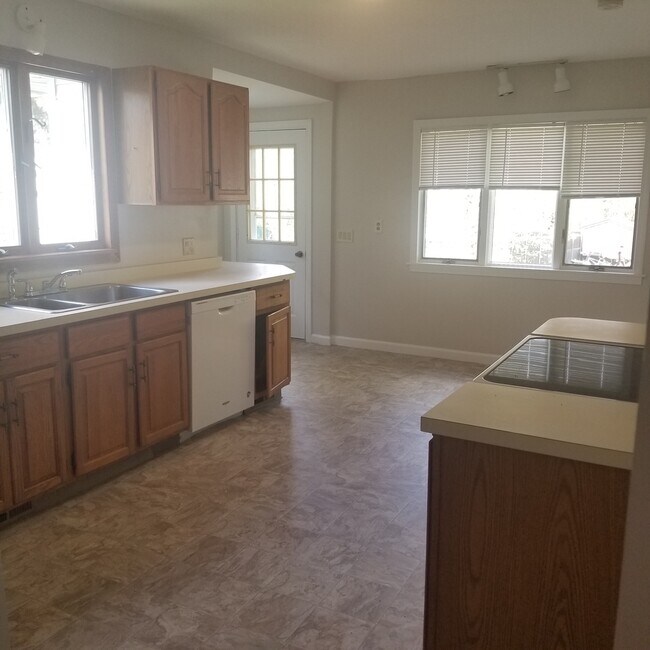 Building Photo - 36 Rowena St