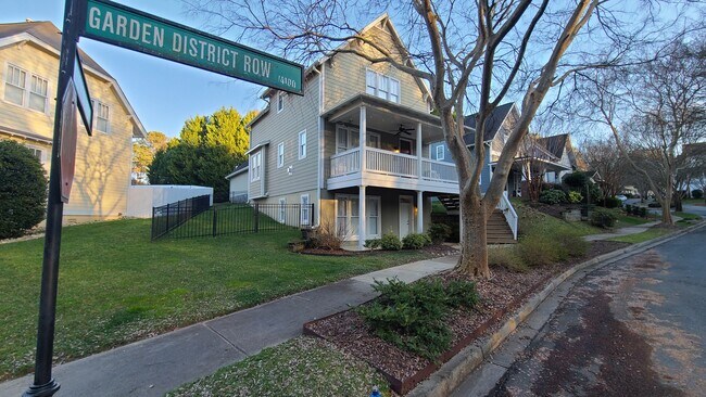 Building Photo - 14144 Garden District Row