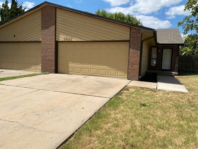 Building Photo - Eastside  Townhome