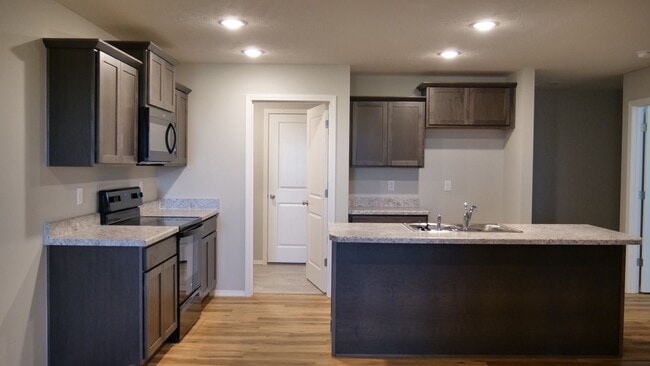 Building Photo - 3 bedroom duplex Aurora, MO