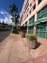 Building Photo - 801 S King St