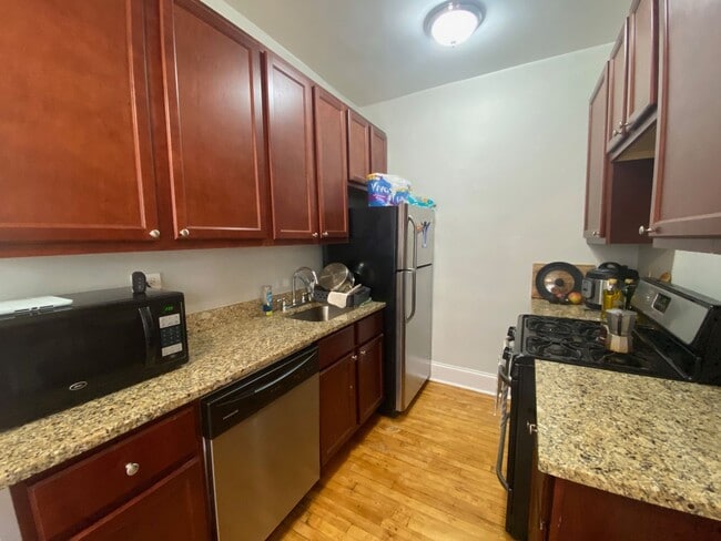 Building Photo - Evanston studio with separate kitchen! Hea...
