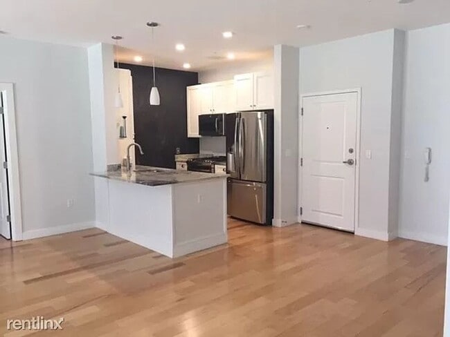 Building Photo - 2BR/2BA Condo Available October 1st!! - Great Downtown Location!!