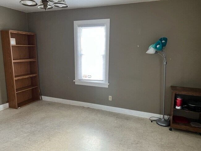 Building Photo - 5 Bedroom Home in Campus Area - Available August 1st