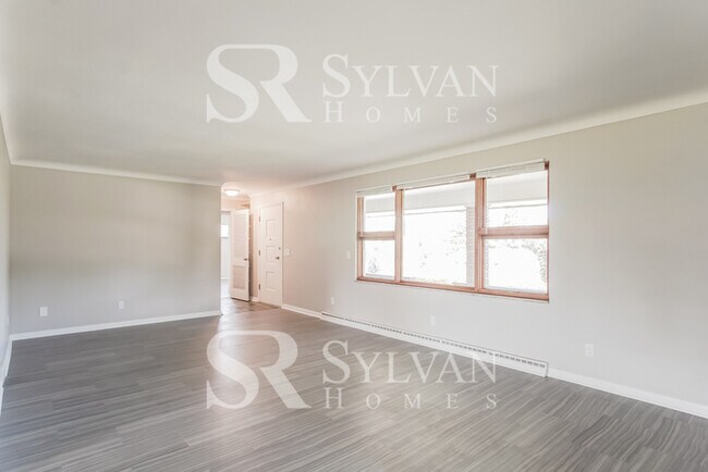 Building Photo - Feel welcome and comfortable in this lovel...