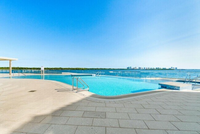 Foto del edificio - 100 Lakeshore Dr