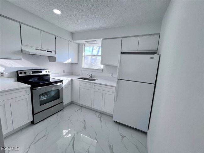 Building Photo - 3921 Fort Denaud Rd