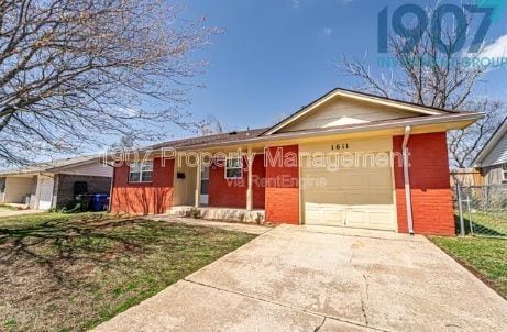 Photo - 1611 Pinewood Dr House