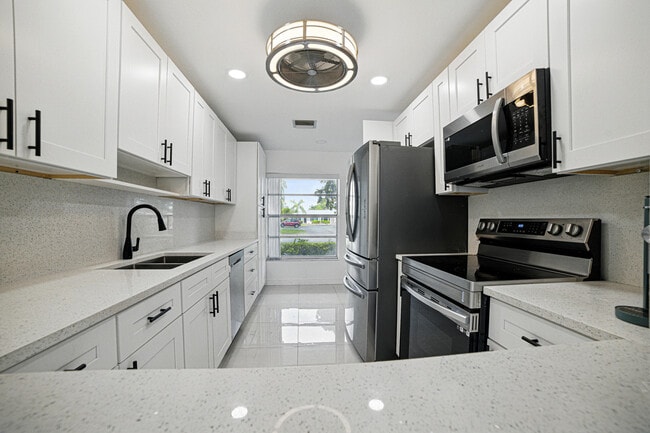 Building Photo - 5242 Privet Pl