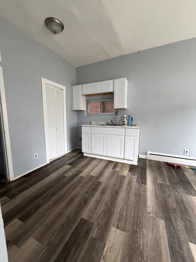 24 Beacon Ave 4 - 22 Beacon Ave