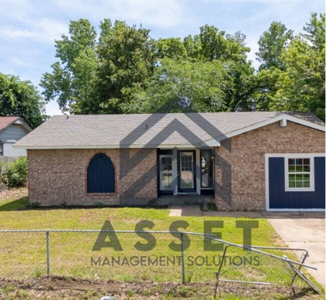 Building Photo - Cute 4 Bedroom Home