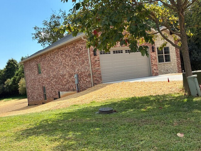 Building Photo - 102 Twin Lakes Dr