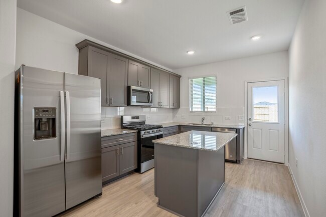 Foto del edificio - 16915 Elm Grove Rd