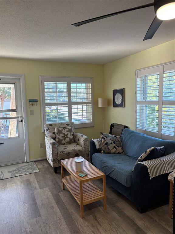 Foto del edificio - 14531 Walsingham Rd