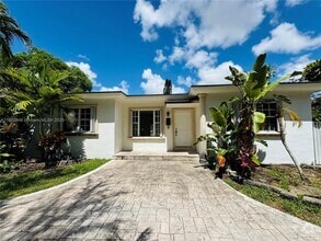 Building Photo - 516 Lavilla Dr