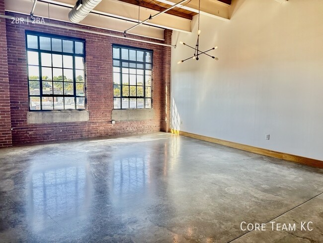 Building Photo - Two Bedroom Lofts in the Crossroads!