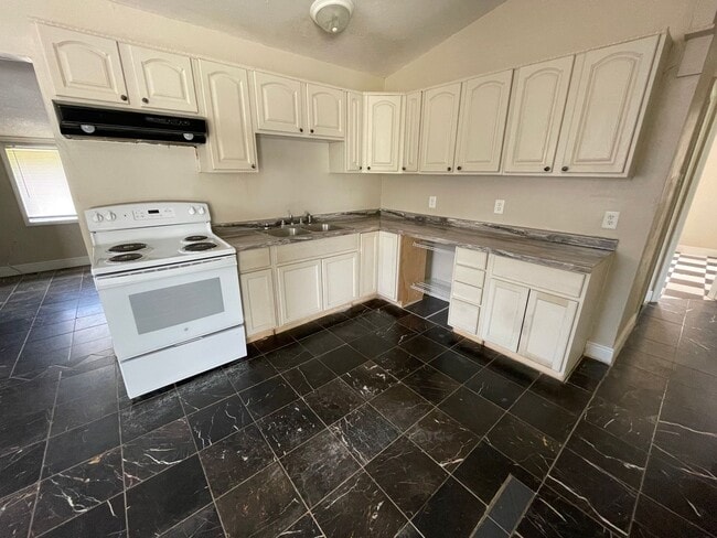 Building Photo - 1409 Sunset Dr
