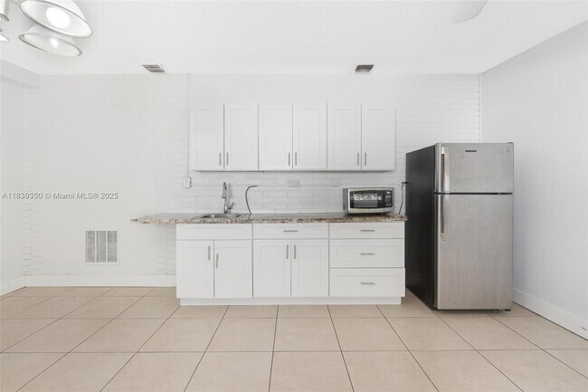 Foto del edificio - 700 SW 67th Ave