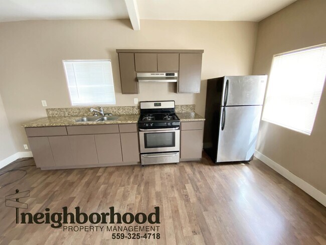 Building Photo - 104 N Calaveras St