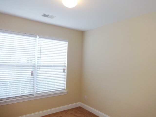 Foto del edificio - 425 Equinox Cir