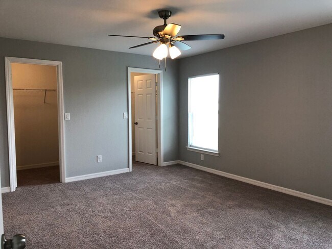 Building Photo - Welcome Home To This 4-Bedroom, 2-Bath, 3-...