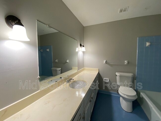 Building Photo - 5438 Elmhurst Ave