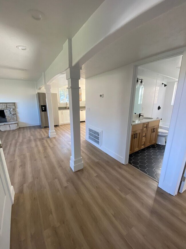 Building Photo - Orem Duplex - Downstairs