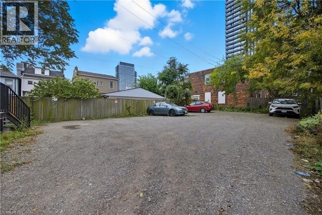 Building Photo - 115 Catharine St N