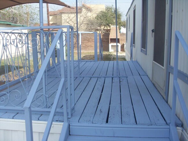 Building Photo - 104 E Peach Ln