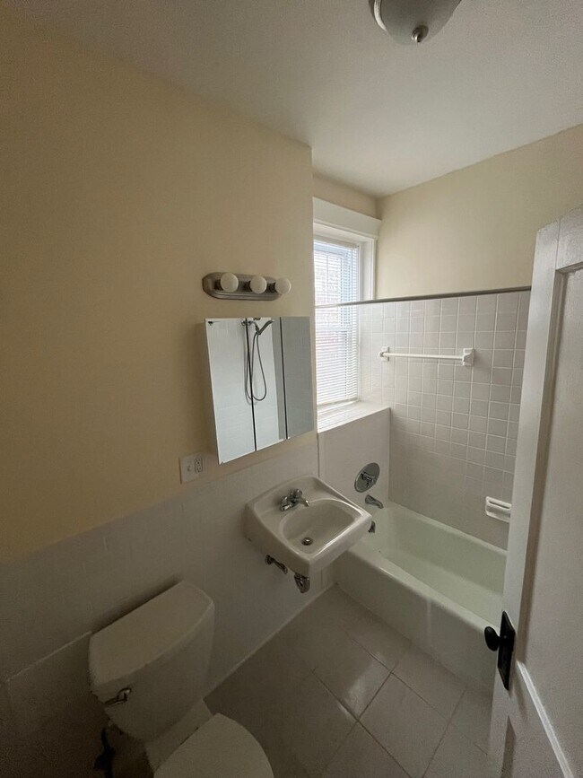 Building Photo - Beautiful 1 Bedroom Available Now (Fenway)