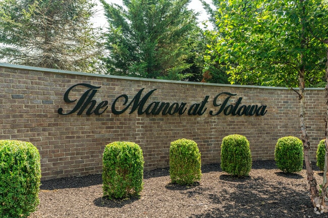 Letrero frontal - The Manor at Totowa