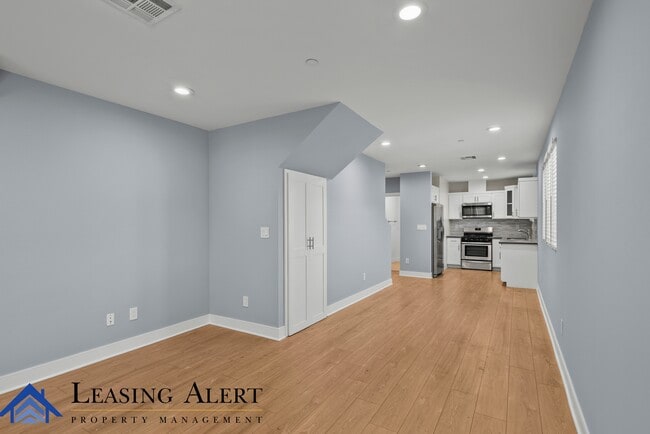 Building Photo - 1957 1/2 Vista Del Mar Ave