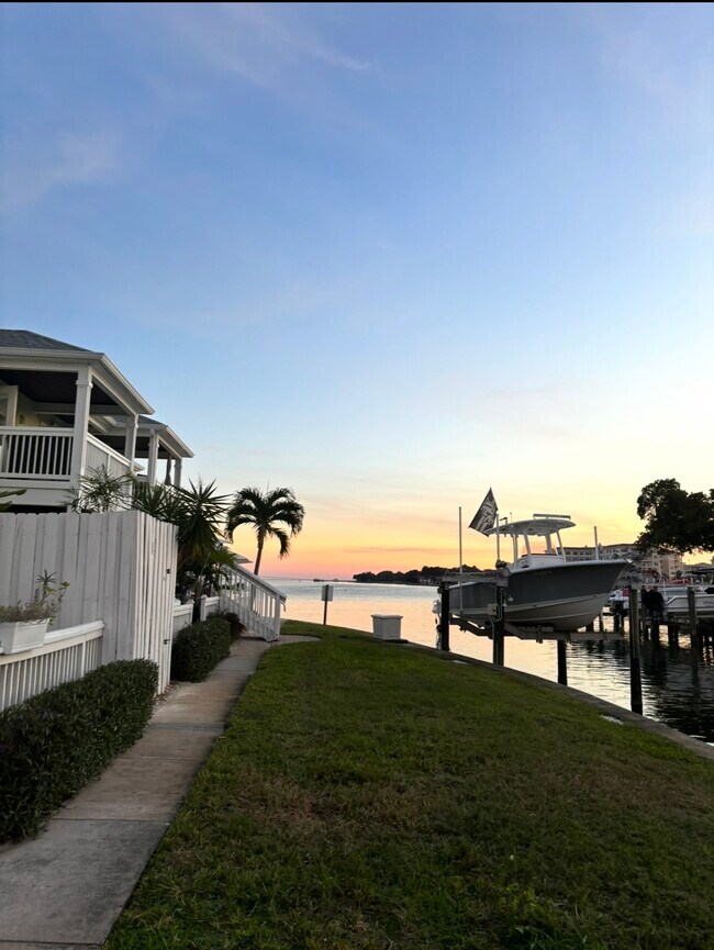 Building Photo - 5215 Coquina Key Dr SE