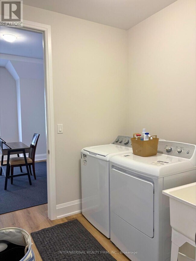 Building Photo - 670 Park Rd