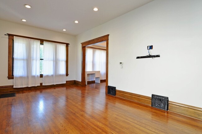 Building Photo - Beautiful 4-Bedroom 2-Bathroom Home Available Now!