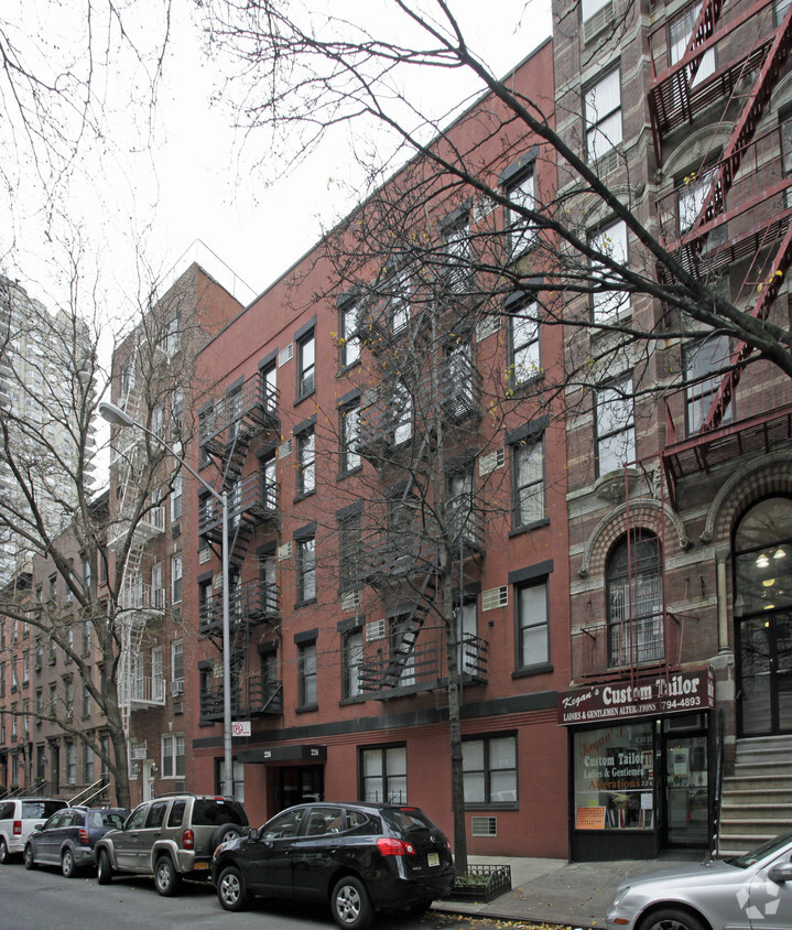 Foto principal - 226 E 74th St