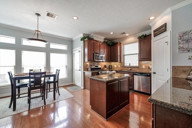 Foto del edificio - 1821 Woodbend Village Ct
