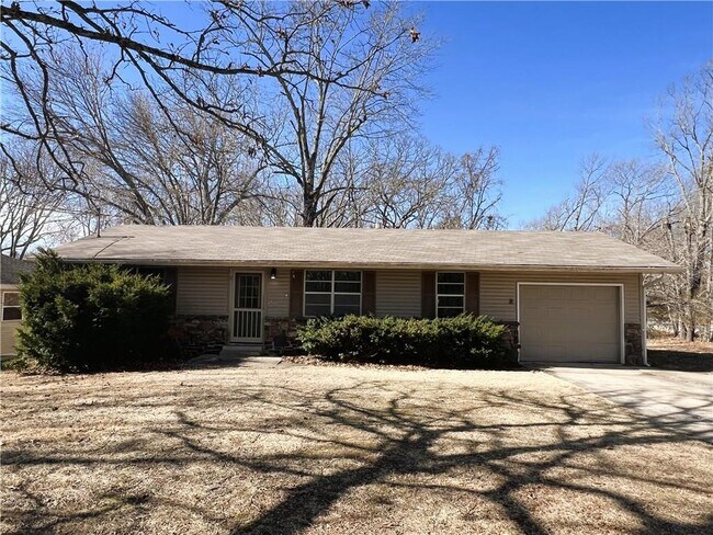 Foto del edificio - 2 Lancaster Dr