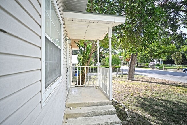 Foto del edificio - 633 S Academy Ave