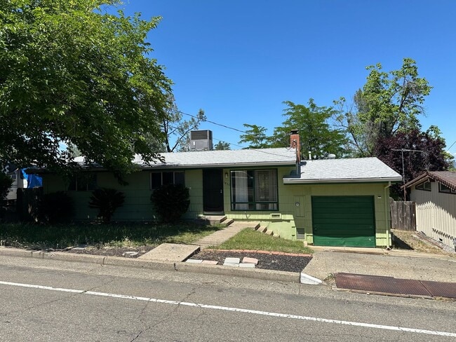 Building Photo - Charming 3 bedroom home with vaulted ceili...