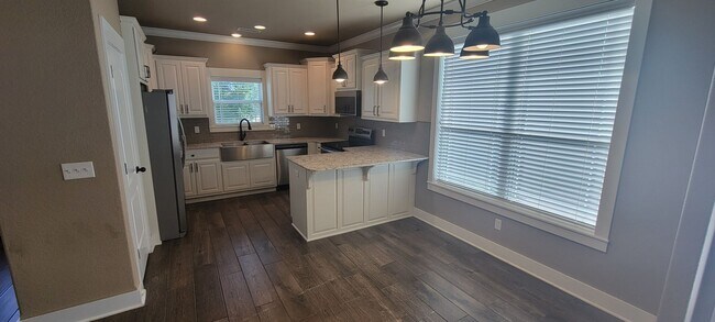 Building Photo - 3 bedroom 2.5 bath / Community pool / 2 ca...
