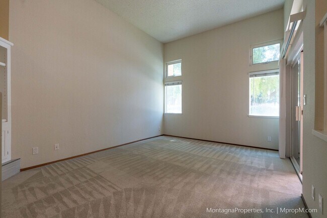 Building Photo - Spacious Townhome - GARAGE - Light and Bri...