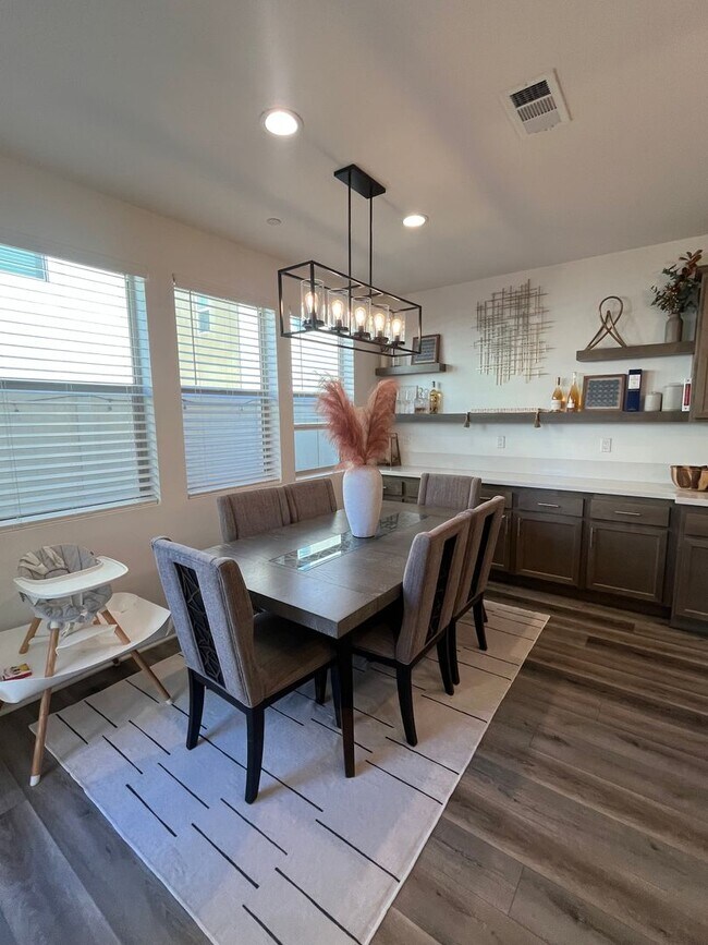 Foto del edificio - Beautiful Town-Home Bedford Community!