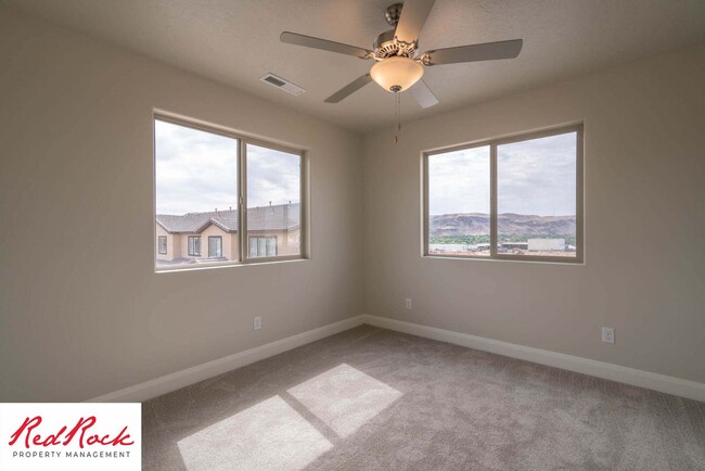 Building Photo - Beautiful Townhome in Hurricane Heights!