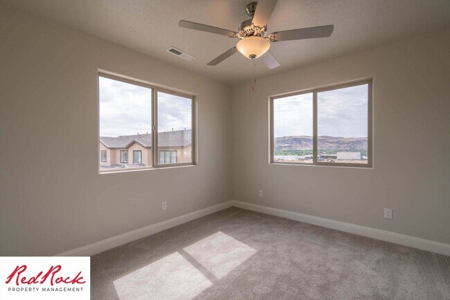 Foto del edificio - Beautiful Townhome in Hurricane Heights!