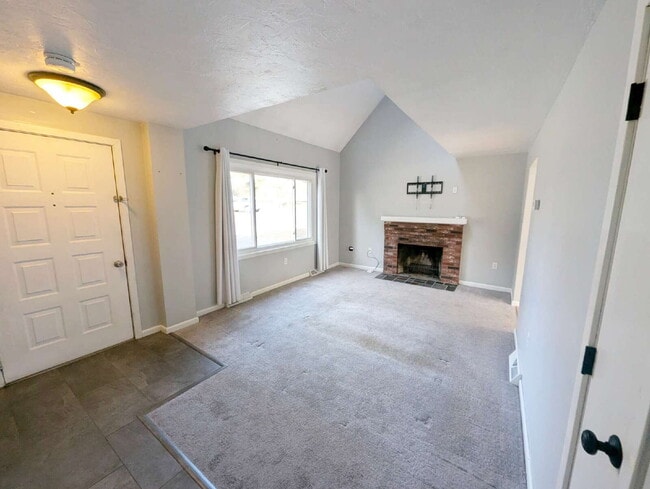 Foto del edificio - Stunning 2BR Townhome with Private Deck