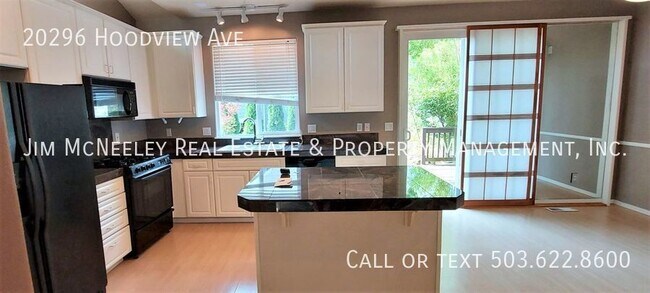 Foto del edificio - Great 3 bedroom Corner Townhome w/ Walk In...