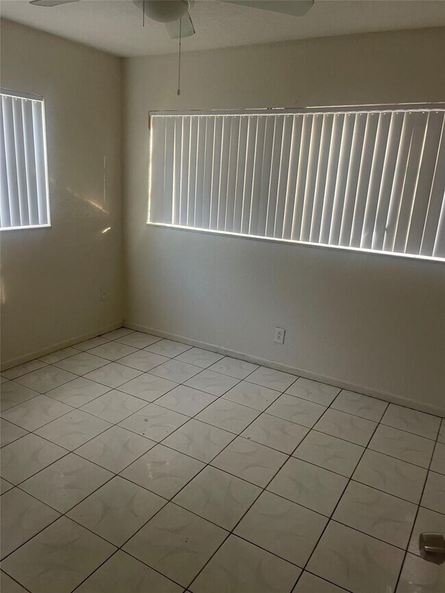 Building Photo - 41 NE 23rd Ct