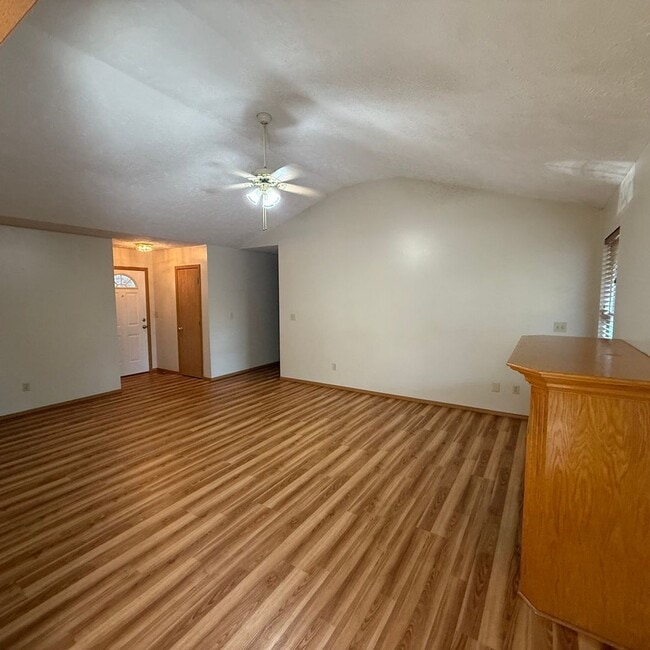 Building Photo - Beautiful 3 bedroom 2 Bathroom home in Wil...